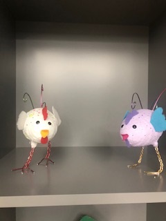 Zwei ausgestellte Hühner